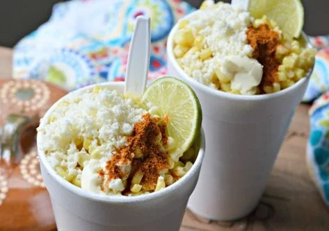 Vasos de esquites con queso, limón y chile