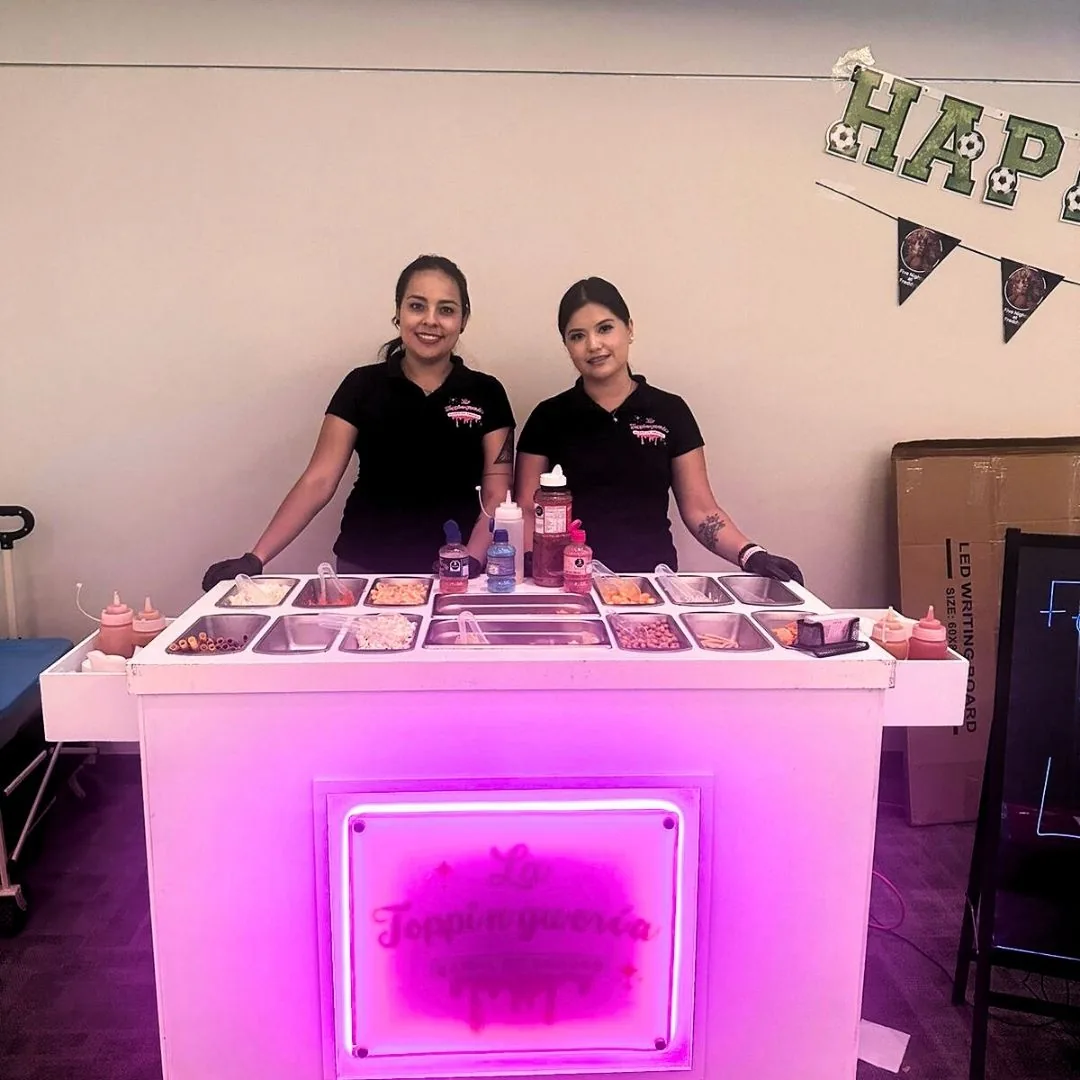 Equipo junto a barra iluminada en rosa para una celebración