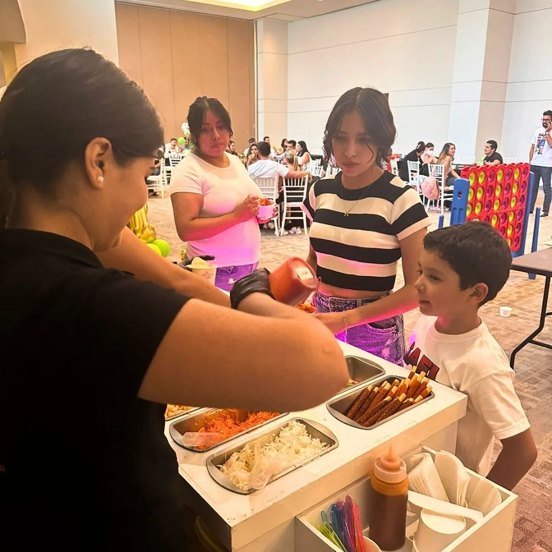 Atención de invitados y preparación de snacks