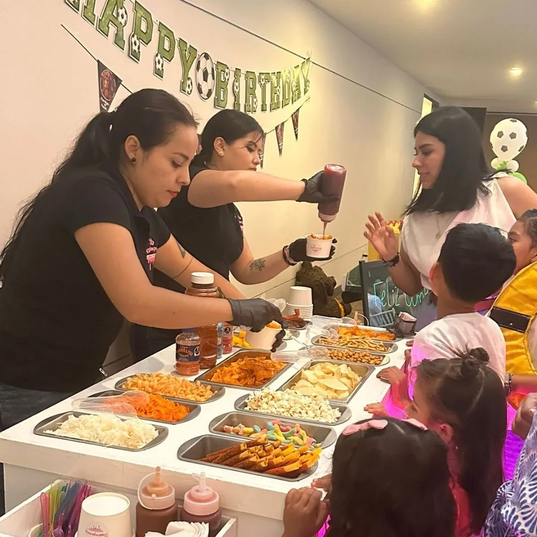 Servicio de botanas durante una fiesta familiar