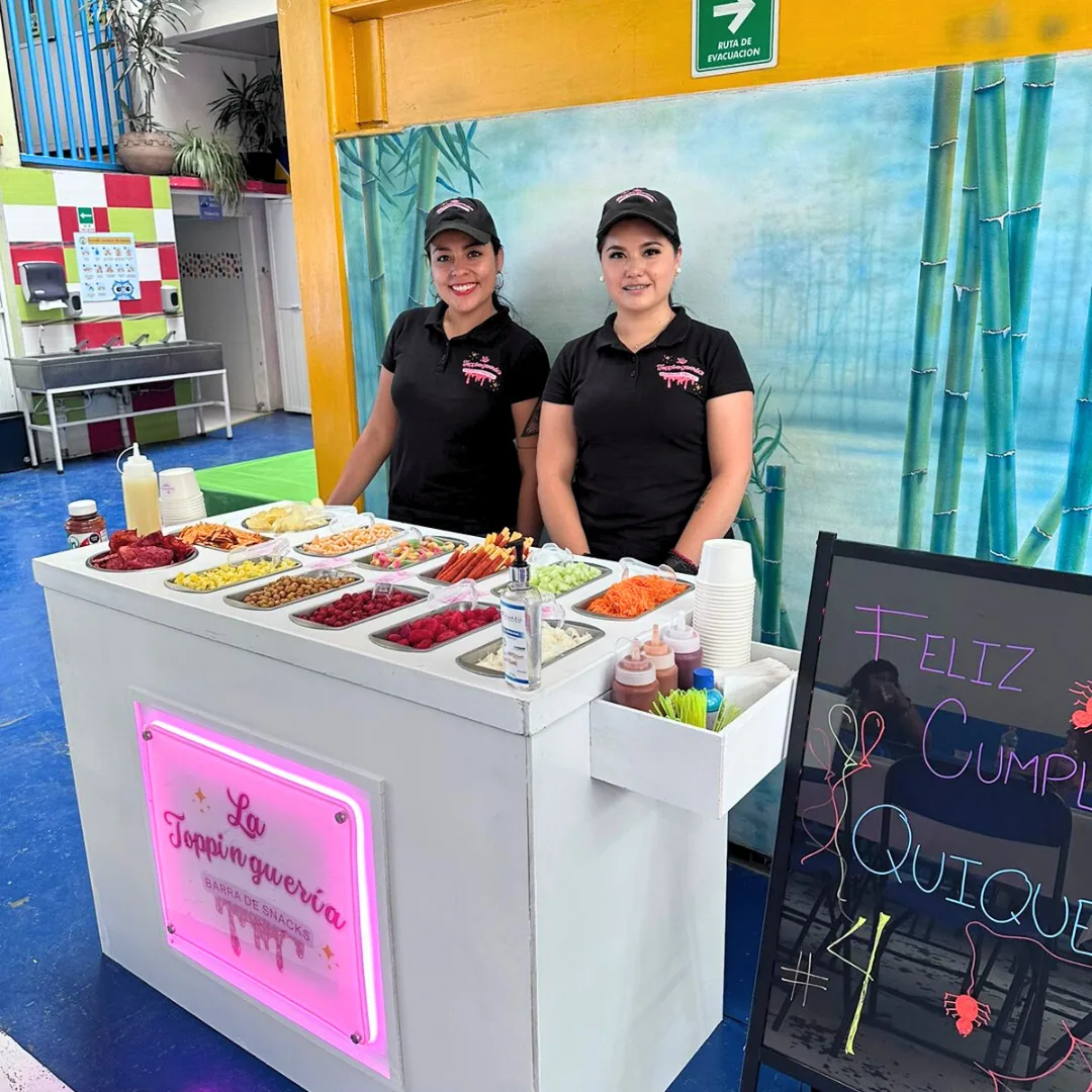 Barra blanca con variedad de toppings y botanas