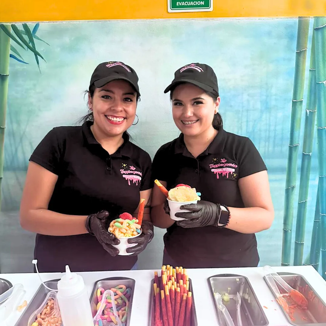 Equipo de atención frente a la barra de snacks