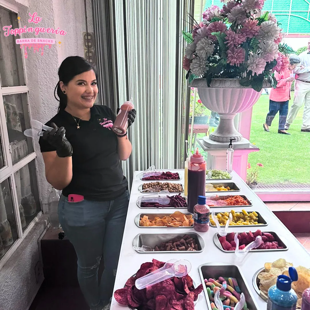 Barra de botanas en un salón con decoración floral