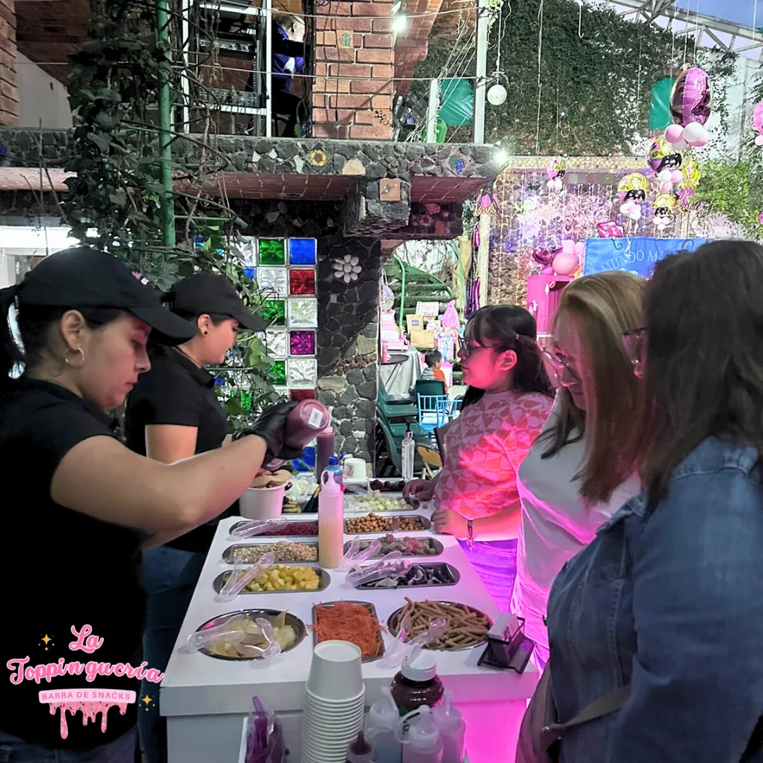 Servicio de snacks durante una celebración en jardín