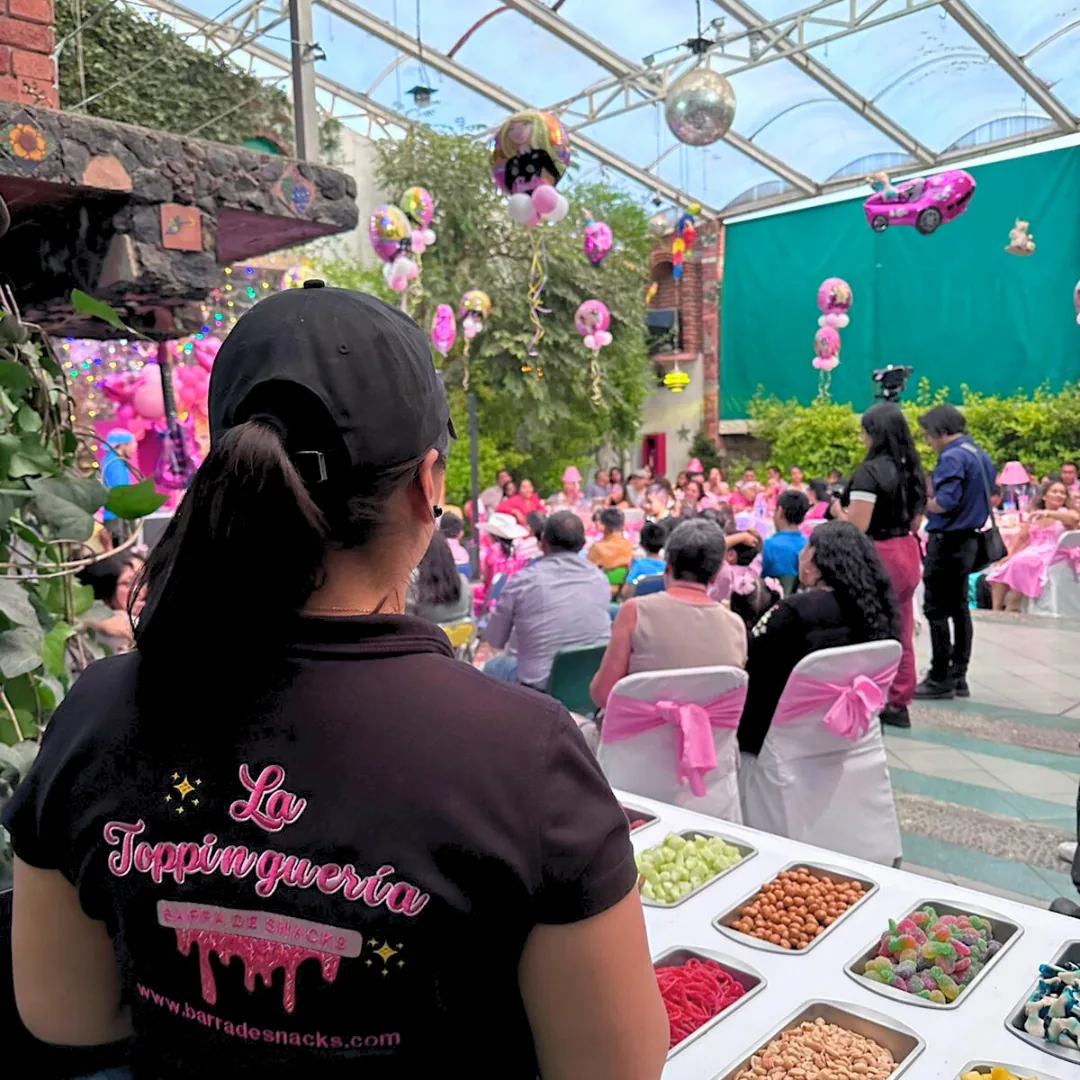 Celebración al aire libre con servicio de botanas