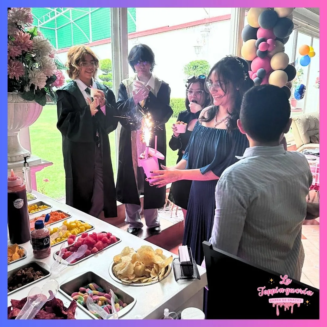 Montaje de botanas con decoración de evento